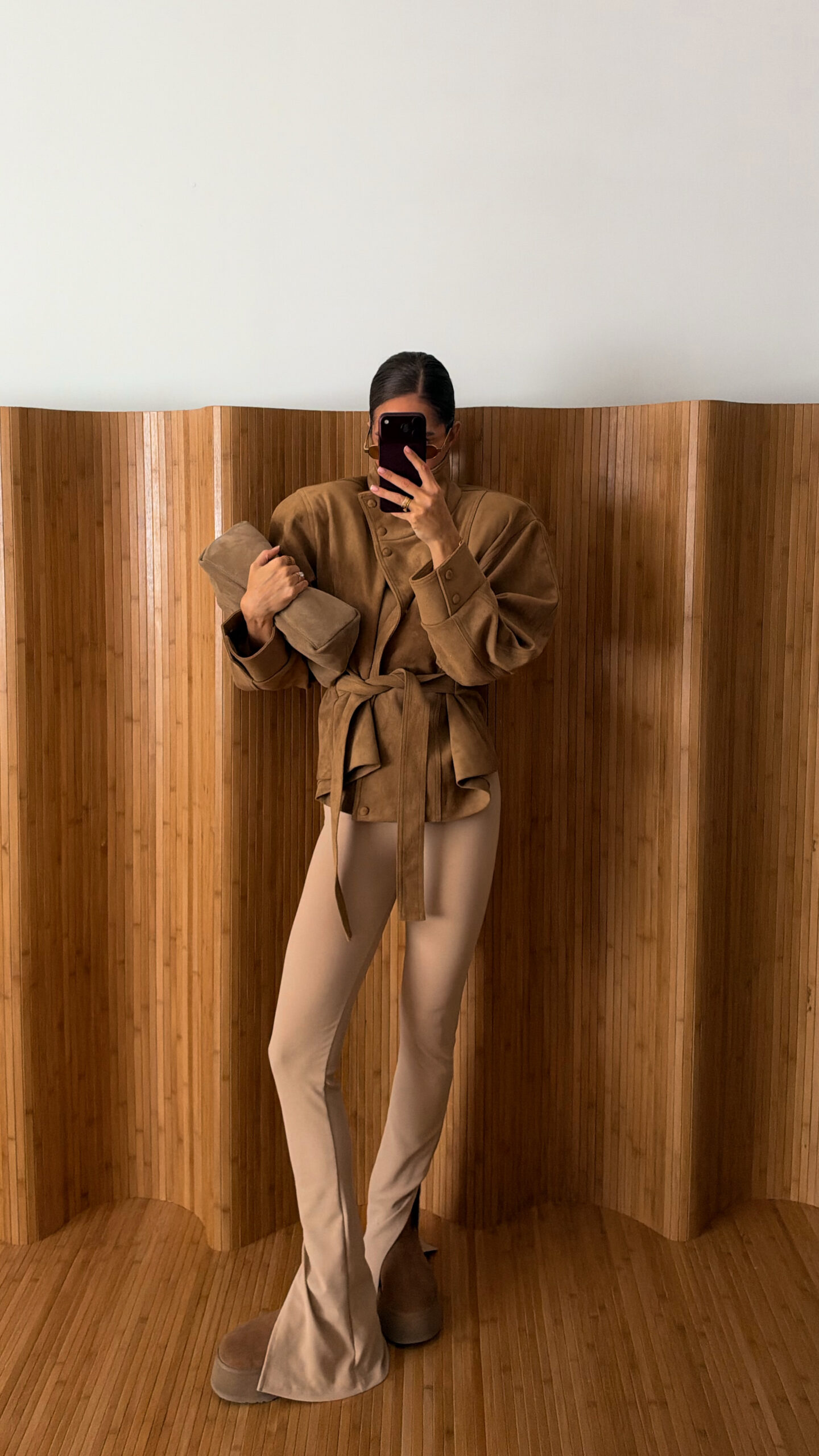Legginsy damskie z rozcięciem . Modne legginsy w kolorze nude